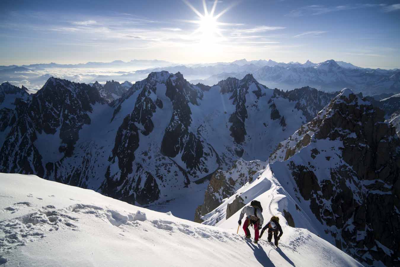 deux pratiquants d'alpinisme en été en savoie