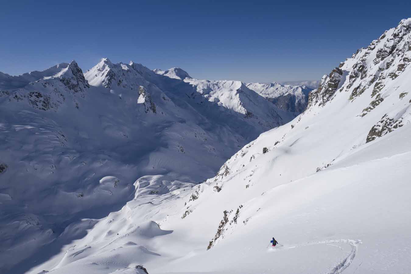skieur freeride dans le beaufortain